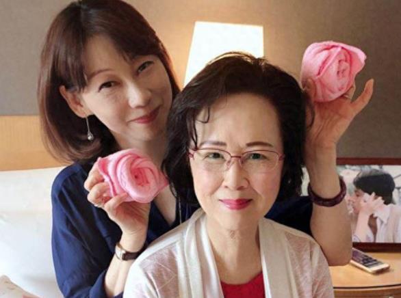 平鑫涛原配妻子林婉珍晚年很幸福。
 
一个付出金钱换取爱情过了大半辈子，另一个失