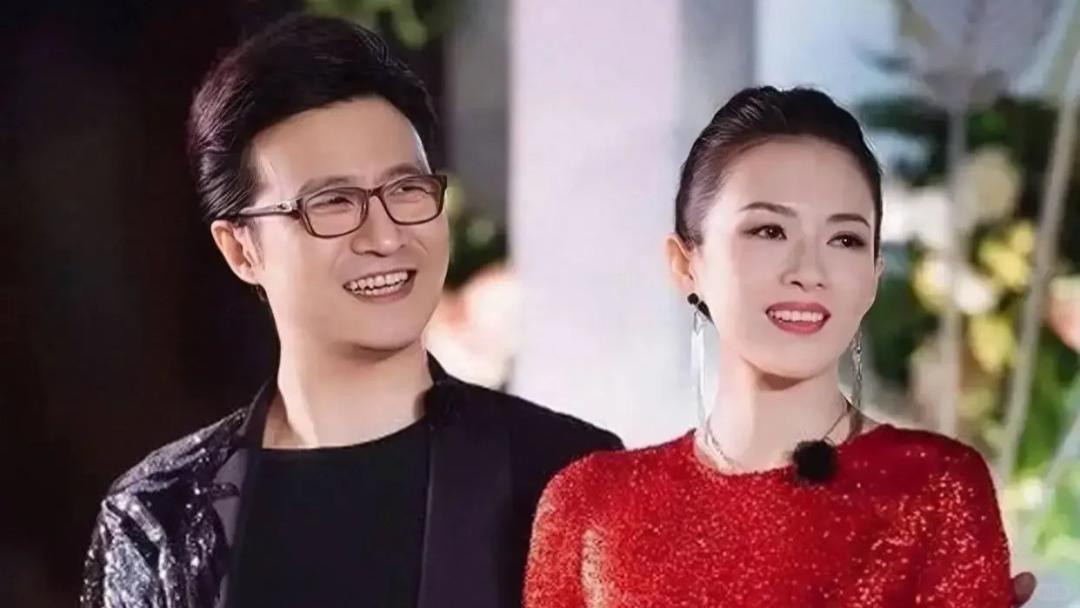 汪峰豪宅内为小儿子办生日宴！章子怡一改往日霸气，身穿粉色毛衣，怀抱儿子母爱爆棚
