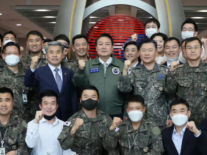 太尴尬了！韩国总统尹锡悦的手下比他还强硬！韩国警方和公调处昨天未能成功进入总统府