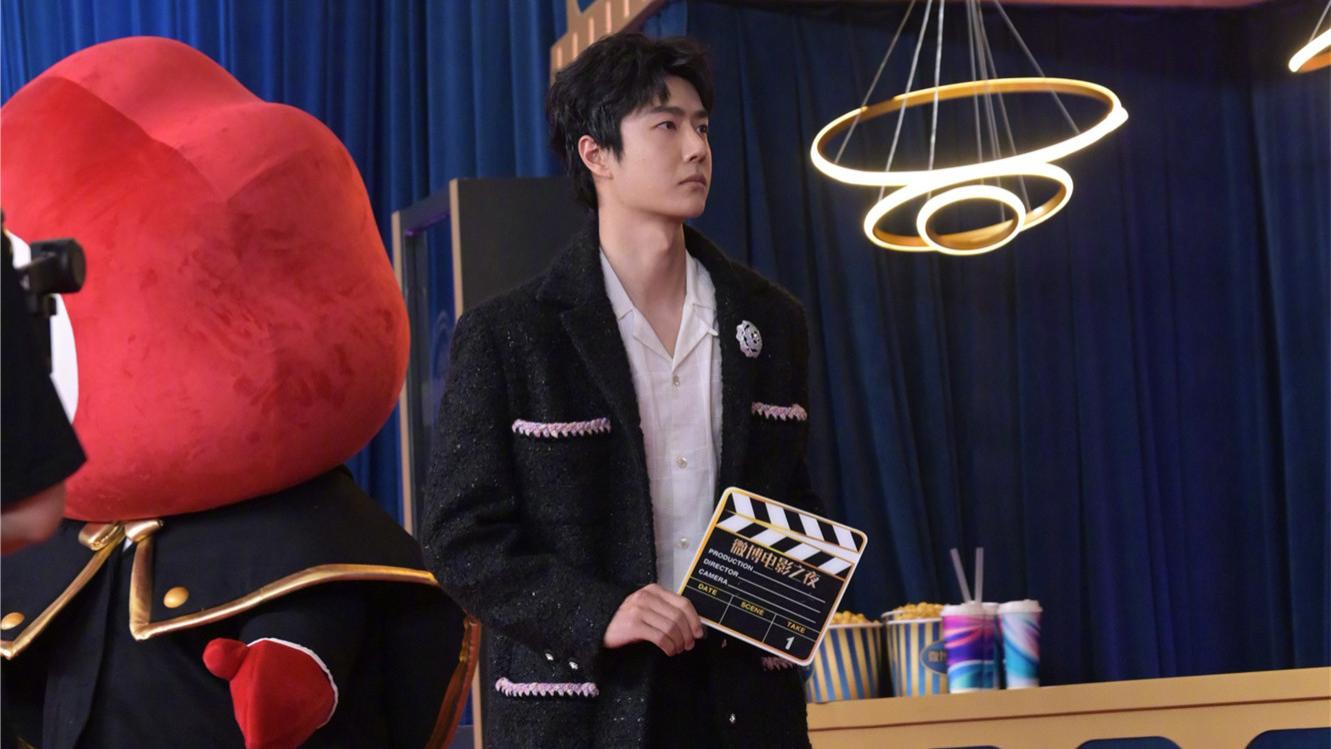 微博之夜王一博素颜出镜，反季节穿搭时尚感十足，他的底气在哪里