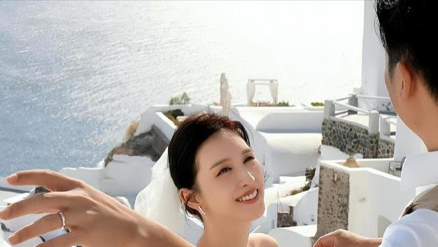 离开大51岁干爹后，女星改名“换脸”官宣结婚，7年来藏的真好！