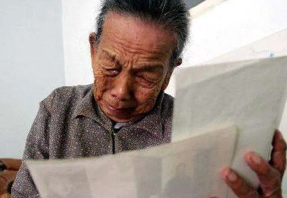 1945年，中国夫妇收养了一名4岁的日本遗孤，不顾所有人反对将他抚养成人，40年