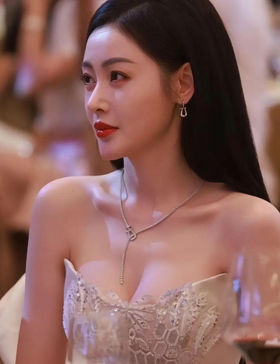 张天爱：身材魅力，无可抵挡

在近日的活动中，张天爱一亮相便惊艳全场，不得不说，