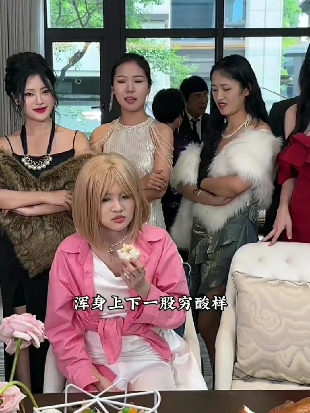 我是一个被推动成为霸总文女主的何娜娜
我是何娜娜，霸总文里的女主何娜娜

我是个