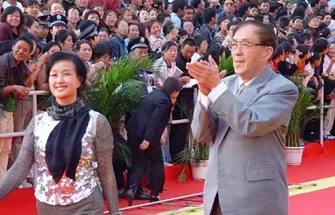  2004年，刘晓庆经历人生低谷，只有谢晋导演帮助她