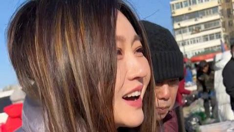 67岁潘长江带女儿逛大集，吃路边摊不怕脏，油切糕揣怀里带给媳妇