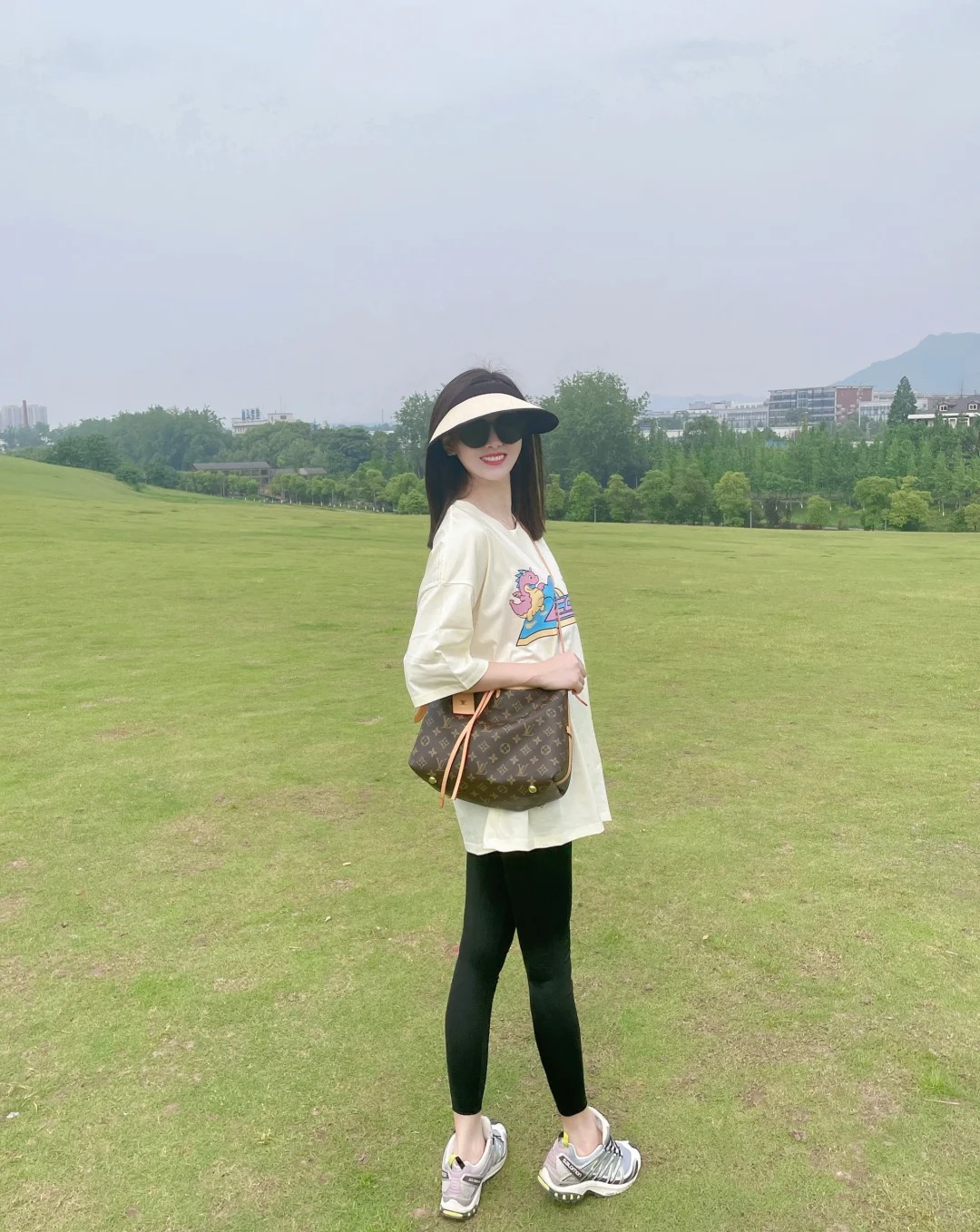 发现了没，中年女人只要身材不发福 脸型不发腮，并且身姿挺拔、哪怕脸上有点细纹和眼