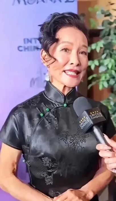 天呐！她才60多，怎么看起来这么老？年轻时比刘晓庆还红还美，如今却被完秒。发型老