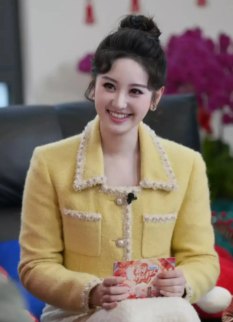 她是新生代女主持人当中最美的一位，长相比马凡舒漂亮，主持功底比龙洋强。五官长得大