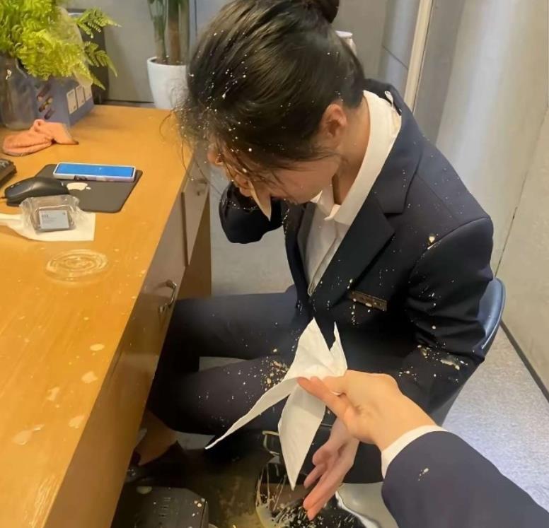 请自己喜欢的女同事喝杯奶茶，没想到炸了她一脸，这下怎么办