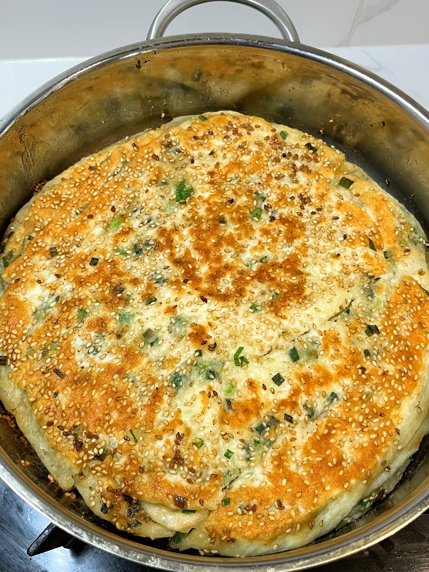 我女儿连吃一周的葱香大饼！
巨巨巨香！不需要怎么揉面，发好面就直接擀来做，做好的