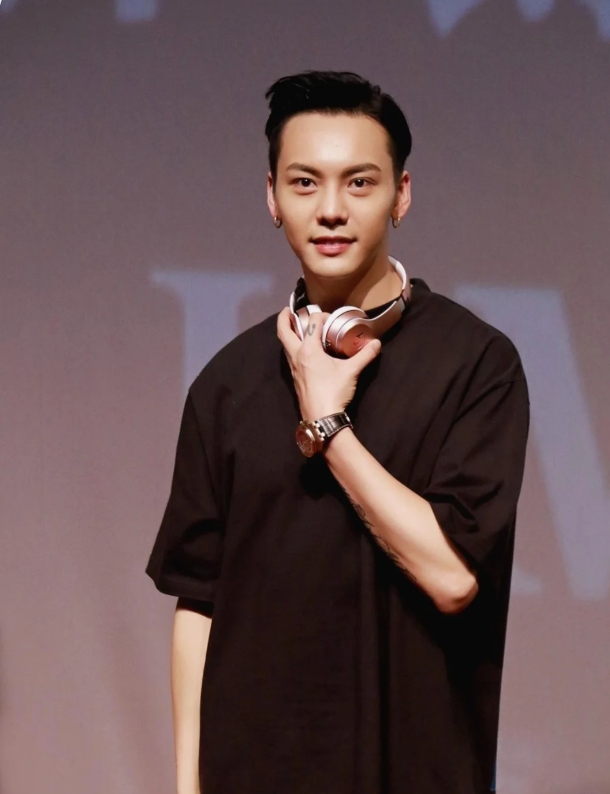 陈伟霆：潮牌副业风生水起