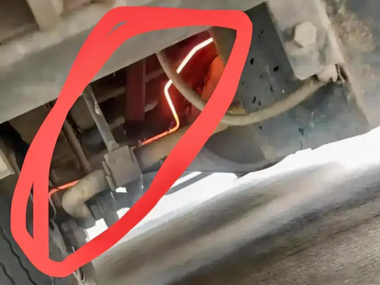    一名女子开着货车，将车停在路边后下车休息。突然，她发现货车底盘处有奇怪的一