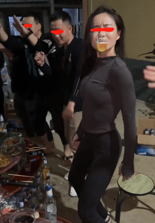 女子跟一群男人聚会，叼着酒杯疯狂摆动身体，双眼迷离明显玩嗨了
广东，一名网友在自