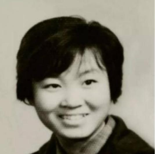 1974年，21岁女知青在一个大雨滂沱的雨夜闹肚子，情急之下，她飞快的披上外套便