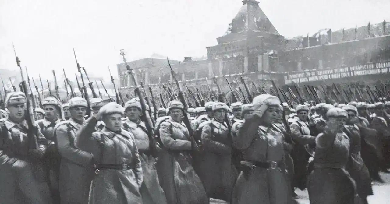 苏德战争爆发不久，德军兵临莫斯科，让德军感觉到奇怪的是，斯大林没让苏军趴在战壕里