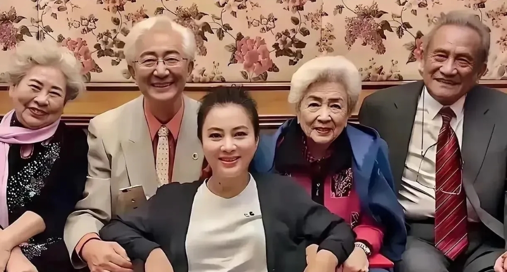 中间这一位年轻的，一眼就能认出来，是李玲玉，最美的玉兔精，多少年过去了，她还是那