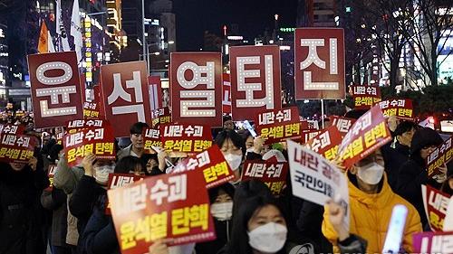 韩国各地各阶层民众举行集会要求尹锡悦下台