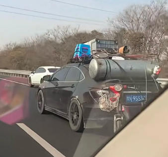 你个老六，我也是服了！绑的像个粽子一样也敢上路，你当交警看不见吗？