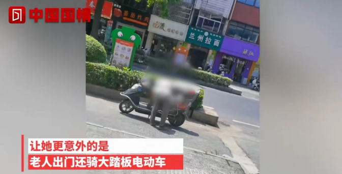 江苏泰州，一位拾荒老人，进饭店乞讨后，店家因为生意不好，就给了老人2元钱。万万没