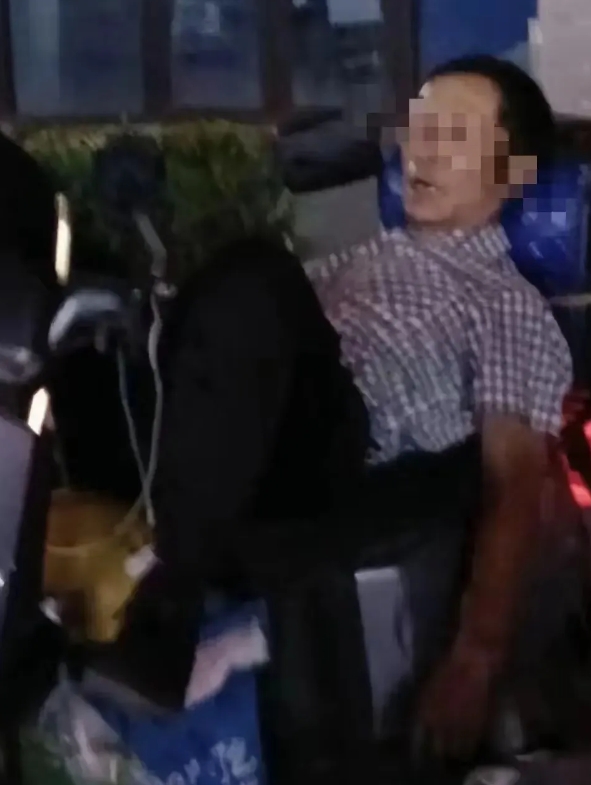 据熟悉他的人说，他每天送外卖都要跑到500元以上，是附近的“单王”。

没单子时