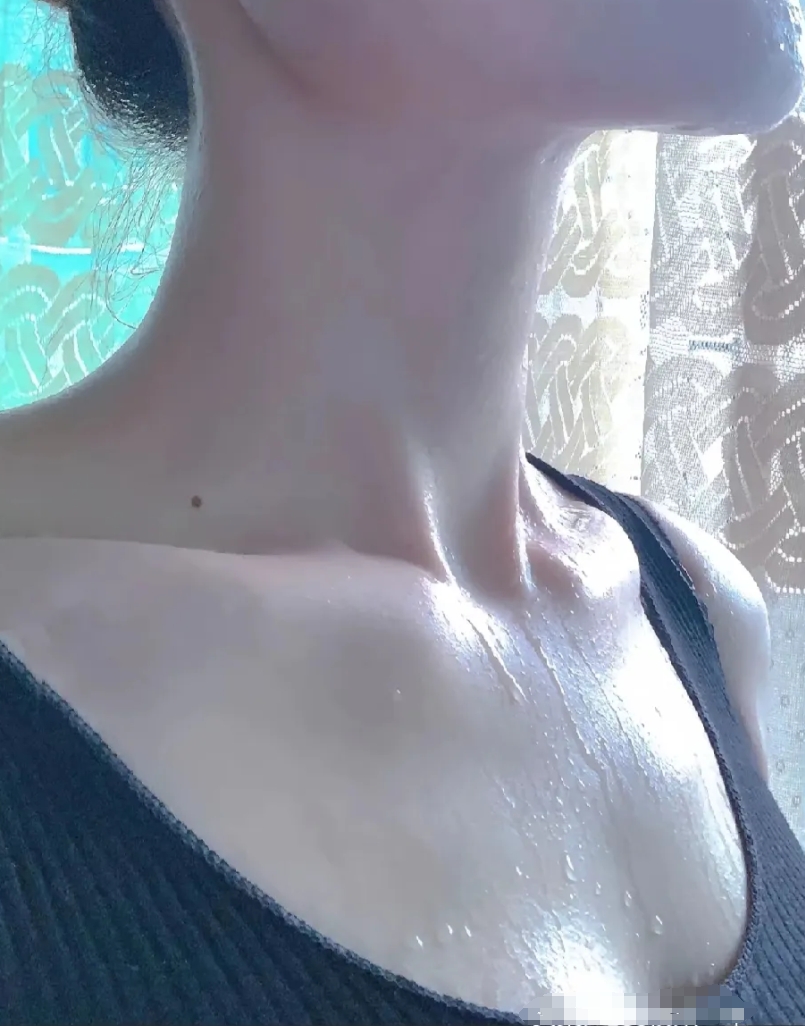 女人在洗澡
门外有一个男人在偷看
女人说：想看就光明正大的进来呀
在外面偷偷摸摸