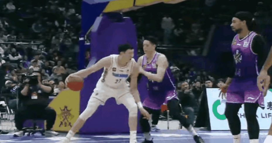 看大魔王一打二，这是玻璃人吗？这是已经废了吗？

1，有些球迷说北京签周琦一个玻