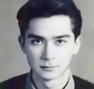 1963年，石油专家王德民，因为长得英俊，追他的女孩排成长队，他烦得眉头紧皱，放