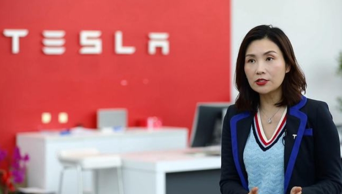 特斯拉高管陶琳回应了新款特斯拉model y抄袭小鹏p7+车灯设计的传闻。
她说