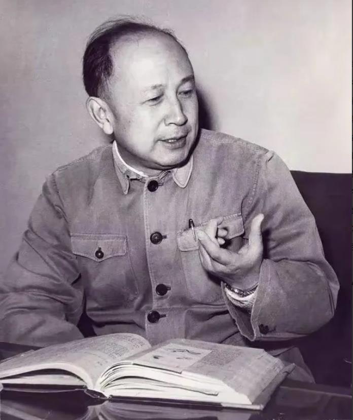 1961年，钱学森和家人吃晚饭，妻子给夹了一块红烧肉。突然，钱学森惊呼：“赶紧放