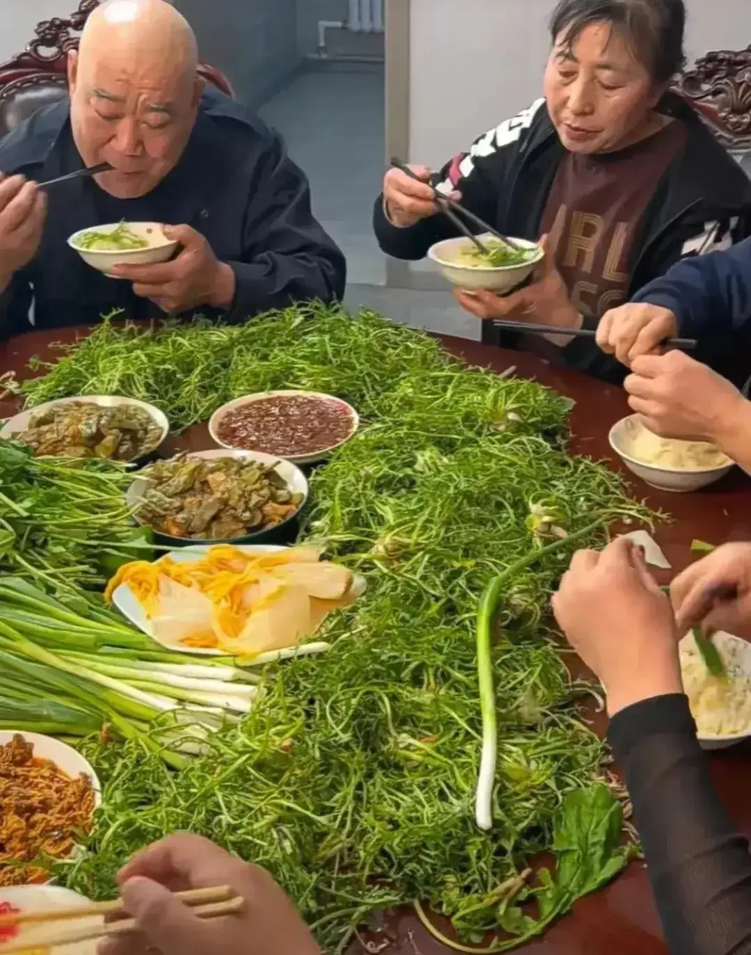 这是哪个地方的人，也太夸张了吧，我就想问一下，吃的是什么，一般人能吃得下去吗？会