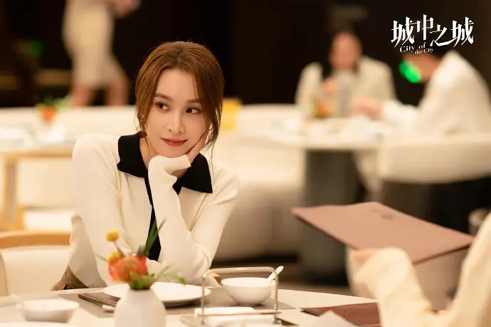 《城中之城》开播后火爆，讲述银行新人陶无忌等围绕利益与初心的对决。剧中老戏骨同台
