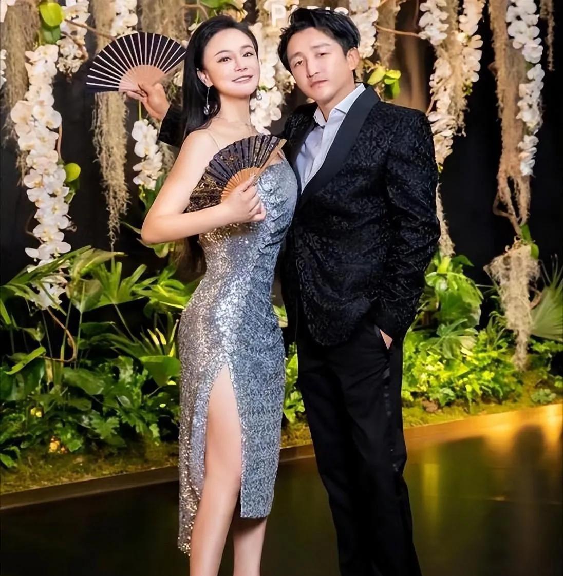 拳击奥运冠军邹市明与北大研究生妻子冉莹颖，如今面临着创业失败后的债务压力。他们曾