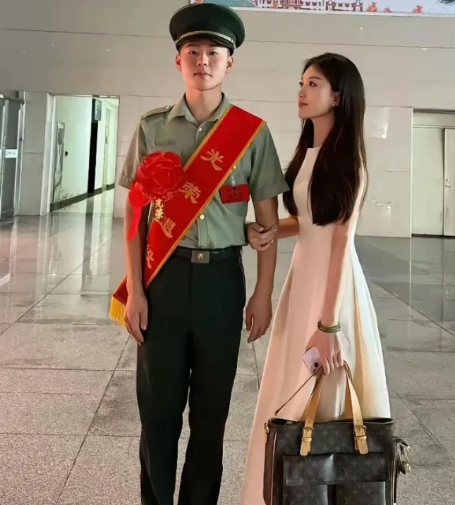 这才是军嫂该有的样子，端庄得体大方。