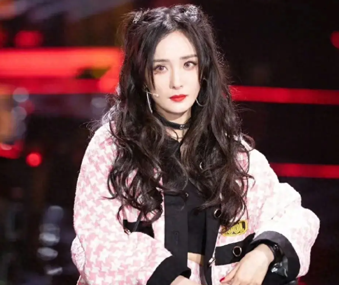 杨幂女团爱豆风，粉色套装双马尾露细腰又甜又辣 ​​​