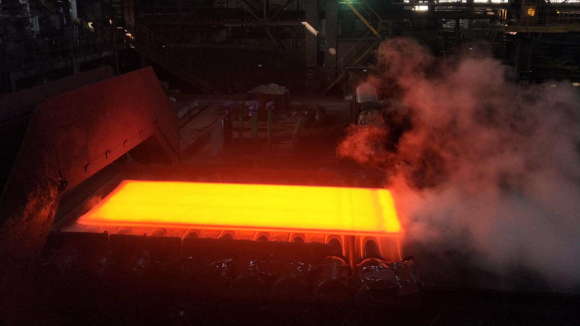 Q420GJC钢板是一种高性能建筑结构用钢板，具有高强度、高韧性、良好的可焊性和抗腐蚀性等特点