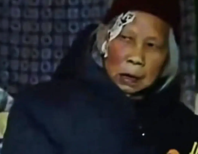 43岁男子刚出狱，75岁母亲就要把三女儿买的房子无偿过户给他，三女儿不同意选择失