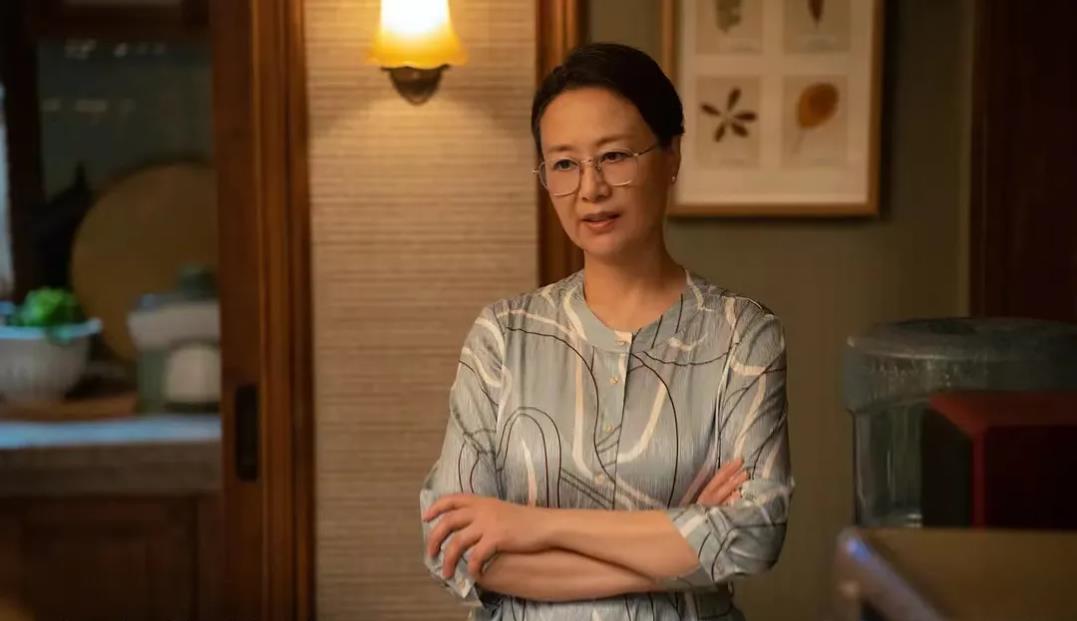 《玫瑰的故事》热播，剧中妈妈们的“硝烟”四起。方家妈妈挑唆儿子儿媳关系，黄家妈妈