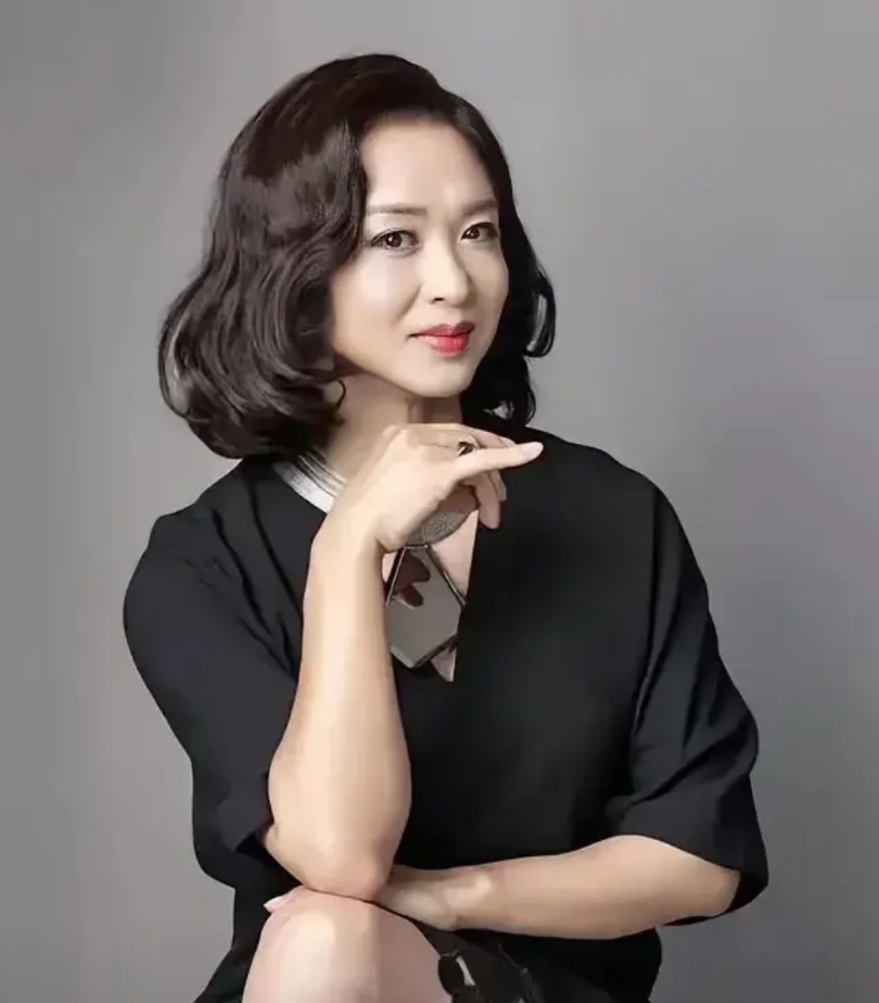 搞不懂的关系圈
金星的人际关系圈：
1.前妻：肯波琳，美国人。
2.丈夫：汉斯，