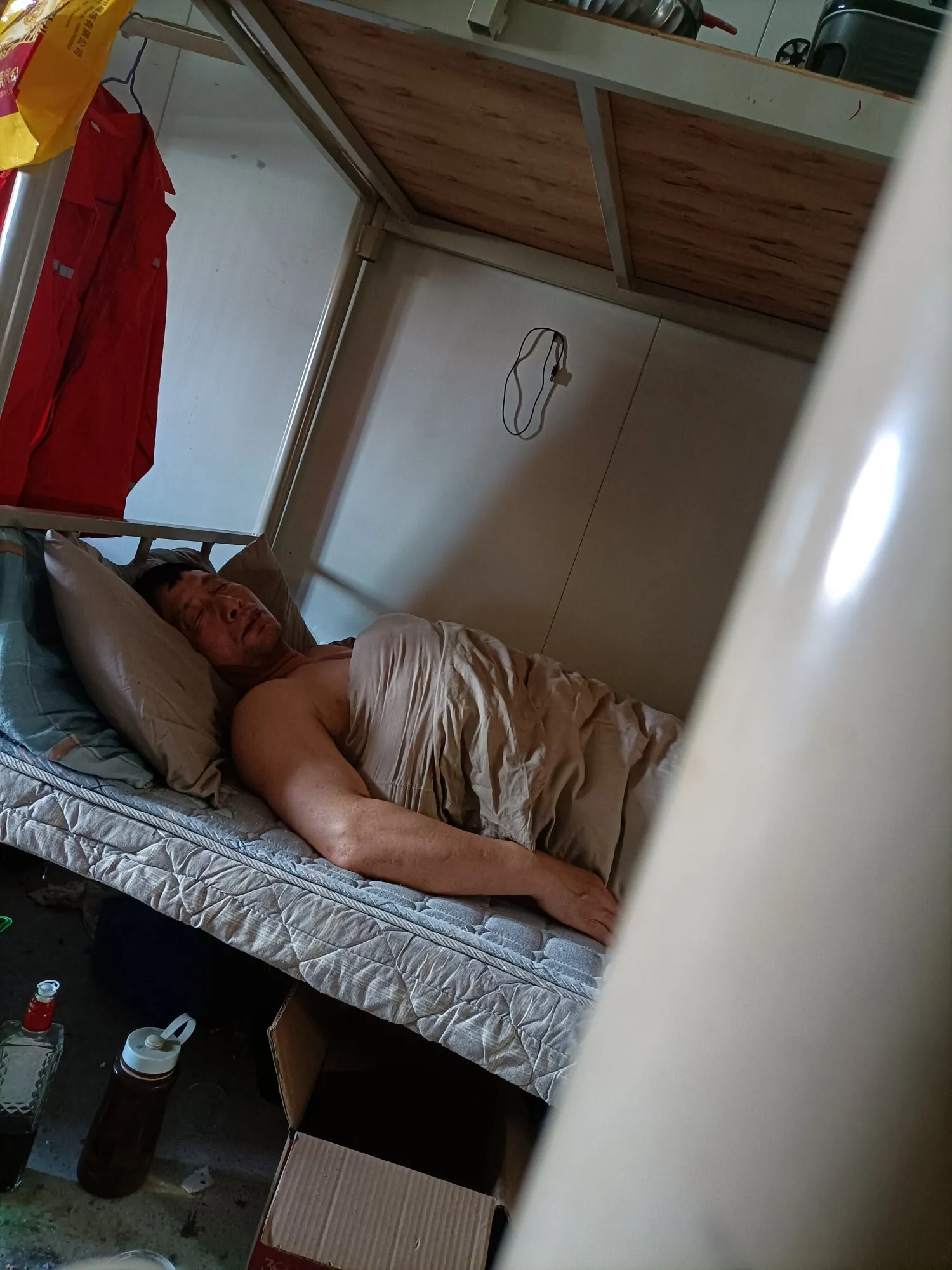 上夜班的模样

       同宿舍的夜班工友，真的能睡，从下班吃过早饭，便上床