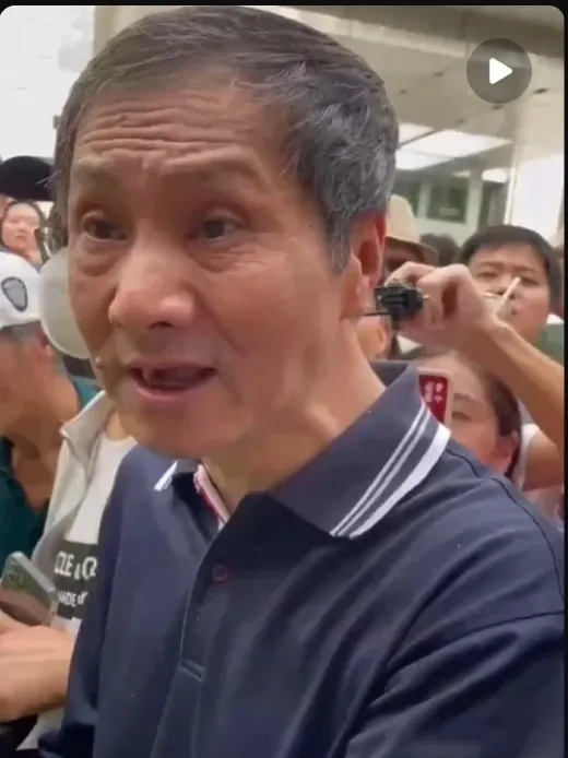上海爷叔现身被围观。这位大爷预测股市以唱多出了名，现在股市下跌，很多股民因此亏钱
