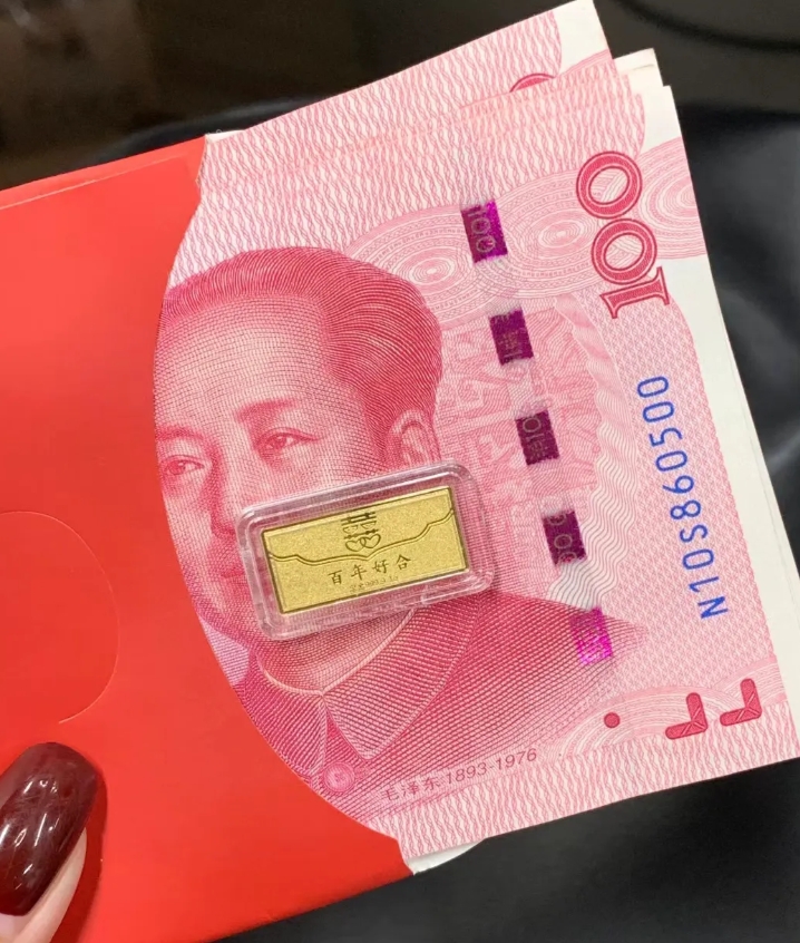 弟弟带女朋友回家，妈妈让我给女孩准备一个见面礼，我包了一个红包，外加一颗小金条，