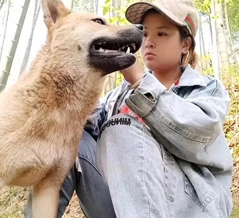 42岁网红吴霜去世，刚生完双胞胎。
 
老话女人生孩子就是一只脚踩进了阴间里，想