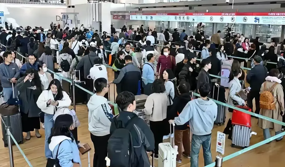 韩国人都疯了！

一.据了解韩国机场从昨天开始一直人满为患，原因竟然是我囯对韩实