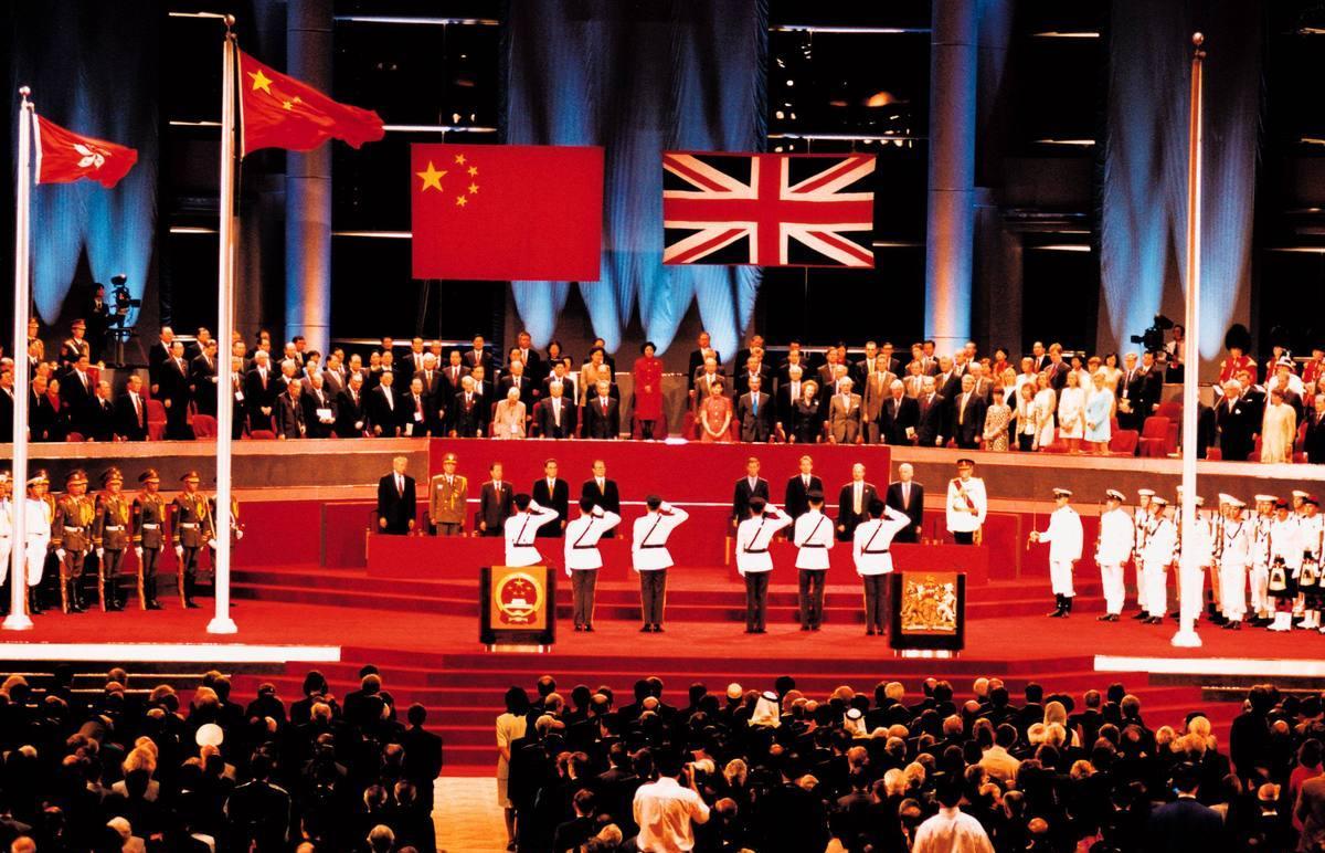 香港回归祖国，这一历史时刻不仅令全国为之激动，也预示着香港迈入了一个崭新的发展阶段