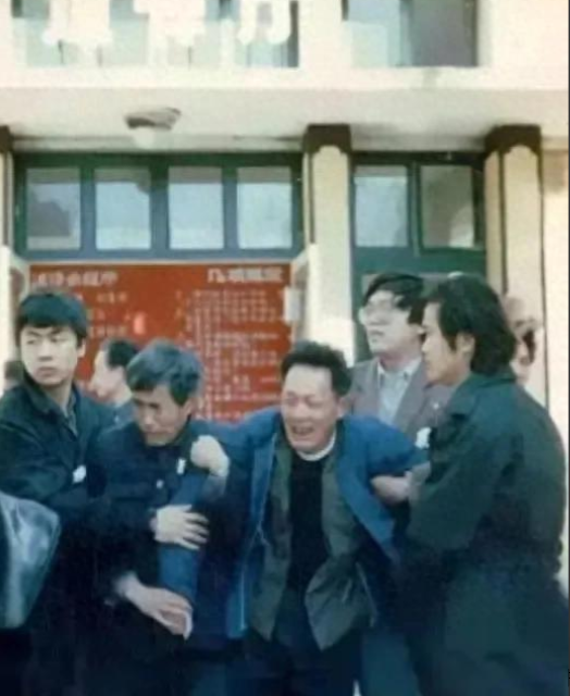 1989年3月某日，著名诗人海子的追悼会现场，气氛沉重不已。
老父亲查正全步履蹒