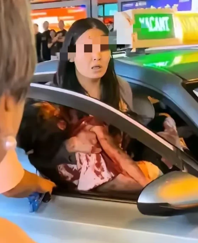 昆明广告牌夺命悲剧：一家四口瞬间破碎！

昆明街头，一块广告牌突然掉落，一家四口