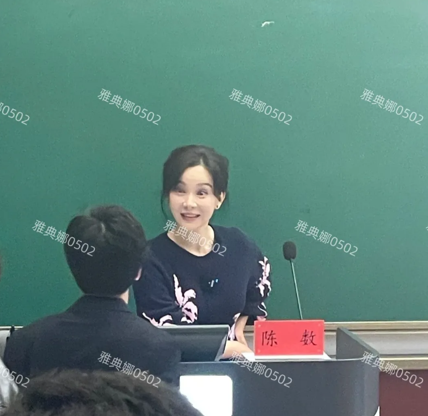 中戏见到了陈数老师，本人太美太有气质了!
她脸小皮肤白五官立体清丽，身材高挑体态
