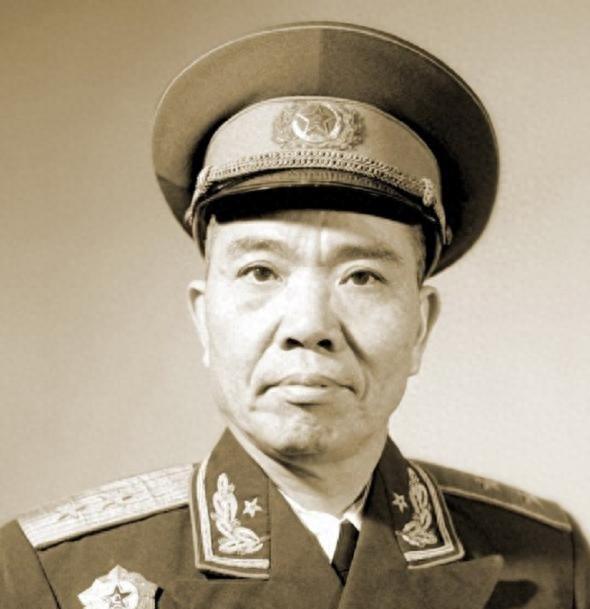 新中国成立的那一年，韩伟中将毅然走进民政部，恳请为已故的红34师将士追认烈士身份