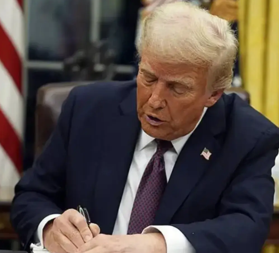 特朗普就职美国第47任总统10天都干了些啥？

1.打击移民。关闭移民申请合法入